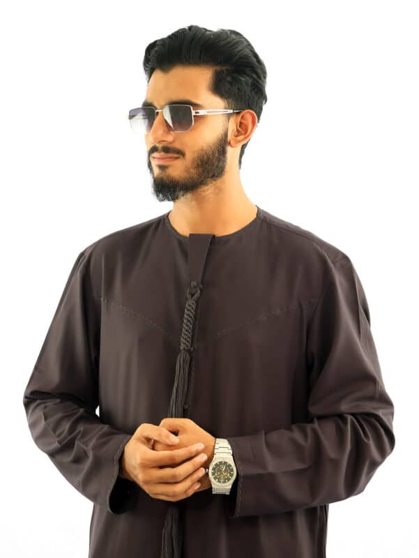 Emirate thobe violate