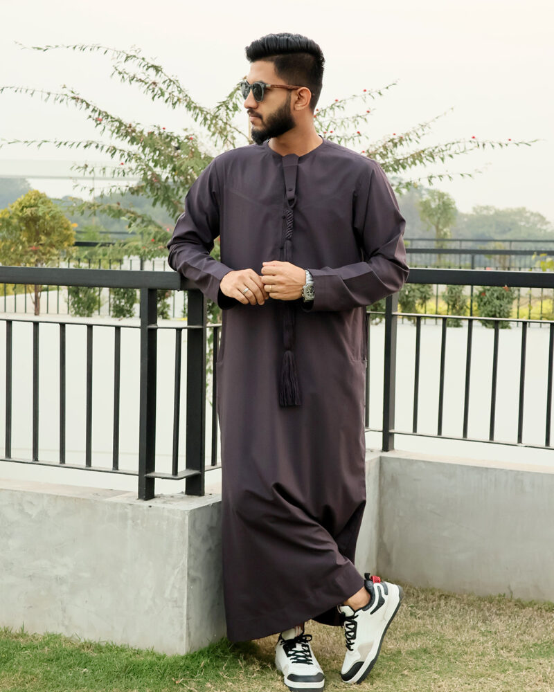 Emirate thobe violate